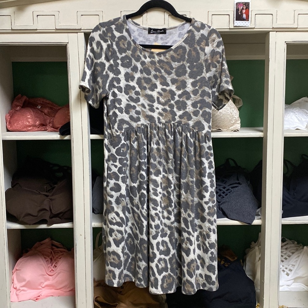 Short sleeve round neck leopard print umpire with pockets